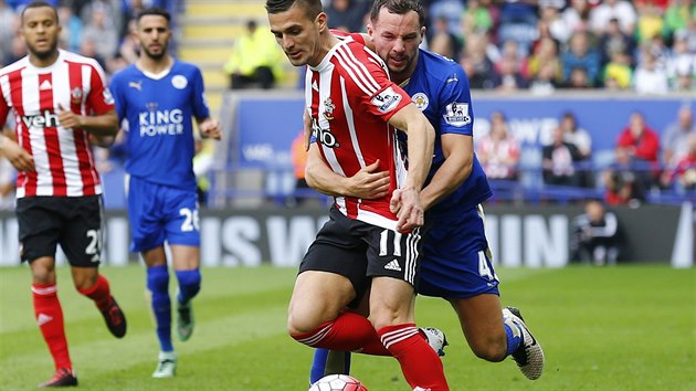 LUT FAUL. Danny Drinkwater z Leicesteru objal zlonka Southamptonu Duana Tadie. Za dren dostal lutou kartu.