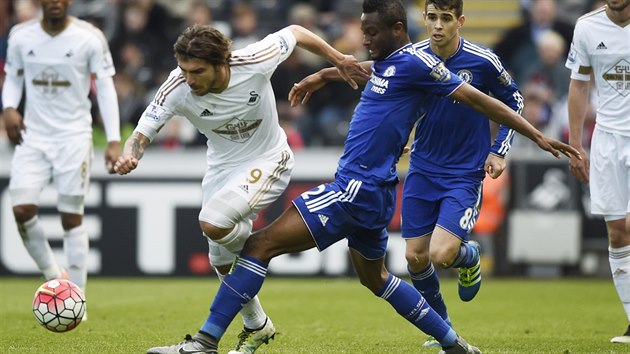 Stedopola Chelsea John Obi Mikel se sna zastavit italskho tonka Swansea Alberta Paloschiho.