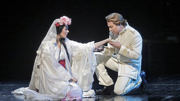 Kristine Opolaisov a Roberto Alagna v Madama Butterfly v Metropolitn opee