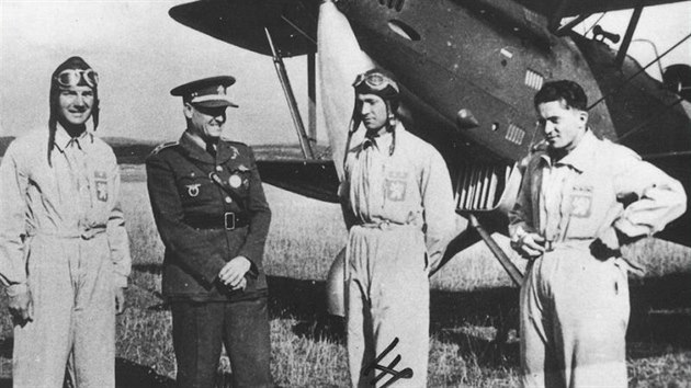 Část československé výpravy na mezinárodním leteckém mítinku v Curychu 1937. Zcela vpravo  je František Peřina.