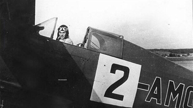 Frantiek Peina v kokpitu soutn Avie B.534, mezinrodn leteck mtink v Curychu 1937