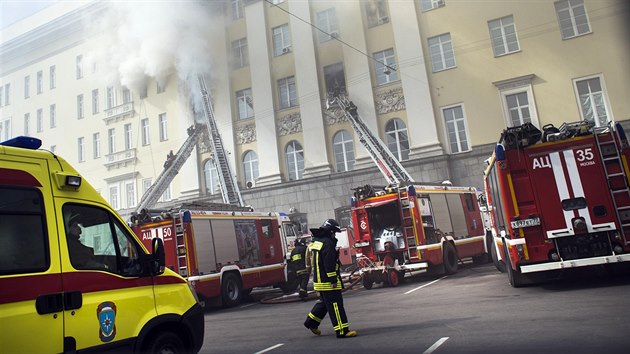 V budov ruskho ministerstva obrany v centru Moskvy vypukl por (3. dubna 2016)