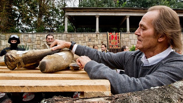 V rmci spoluprce s krlovodvorskou zoo se Tony Fitzjohn v roce 2014 zastnil i plen nosoroch roh.