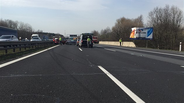 Dlnici D1 uzavela nehoda t aut, jedno vyletlo mimo silnici (4. dubna 2016)