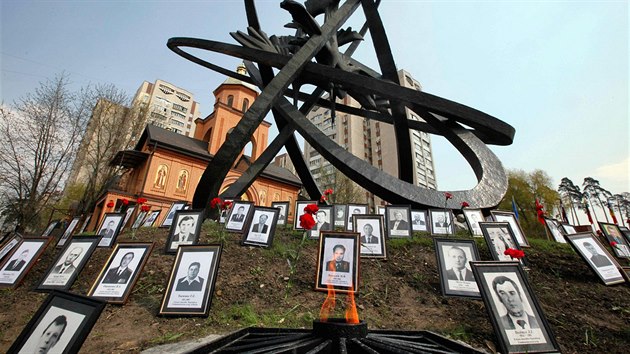 Památník obětem černobylské havárie obklopený fotkami obětí v ukrajinském Kyjevě. (26. dubna 2011)