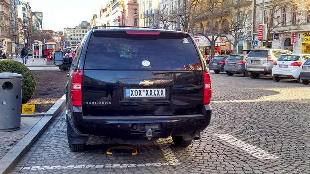 Auto s registran znakou na praskm Vclavskm nmst. (29. ledna 2016)