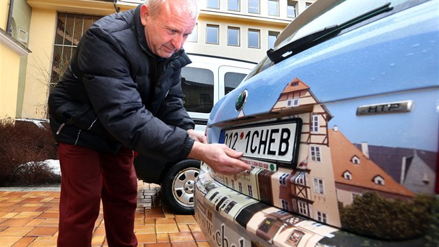 Mstsk ad v Chebu si na sv automobily podil speciln registran znaky. (28. ledna 2016)