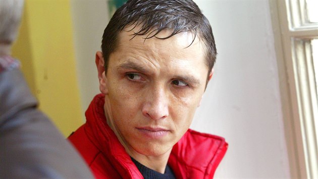 Takzvan� spartaki�dn� vrah Ji�� Straka p�i jedn�n� Okresn�ho soudu v Opav� (21.prosince 2004)