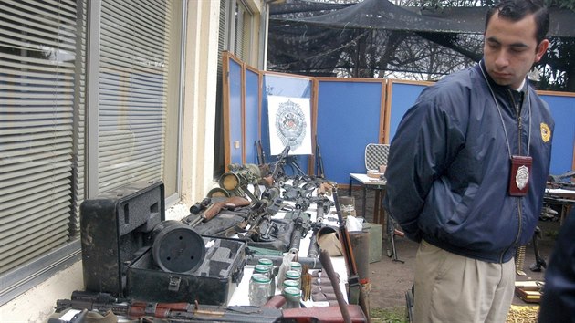 V areálech Colonia Dignidad vyšetřovatelé našli arzenál zbraní (15. června 2005).