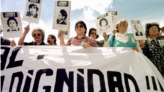 Příbuzní lidí zmizelých za Pinochetovy diktatury v letech 1973-1990 demonstrují před sídlem sekty německých osadníků (24. října 1997).
