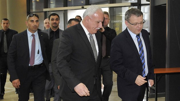 Ministr zahrani Lubomr Zaorlek se 4. dubna v Ramallhu seel s palestinskm ministrem zahrani Rijdem Mlikm (druh zprava).