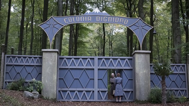 Brána do pekla Colonia Dignidad. Záběr z filmu Colonia (2015) režiséra Floriana Gallenbergera.