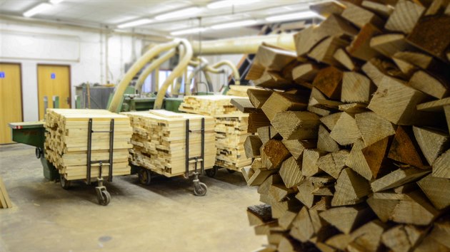 Na výrobu dřevěných kostiček se používá smrkové dřevo.