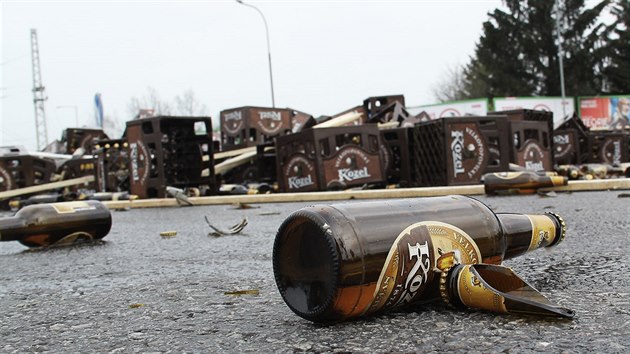 Kamion vysypal náklad s pivem na křižovatce v Českých Budějovicích.