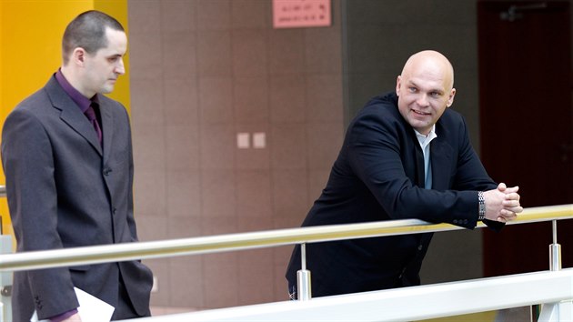 Policist Ji Zemnek (vpravo) a Petr Klbl si  vyslechli rozsudek za muen zadrenho.