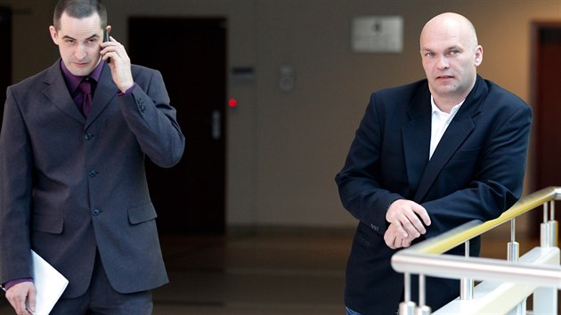 Policist Ji Zemnek (vpravo) a Petr Klbl si  vyslechli rozsudek za muen zadrenho.