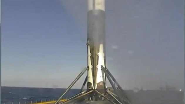 První stupeň rakety Falcon 9 bezpečně spočívá na plovoucí plošině.