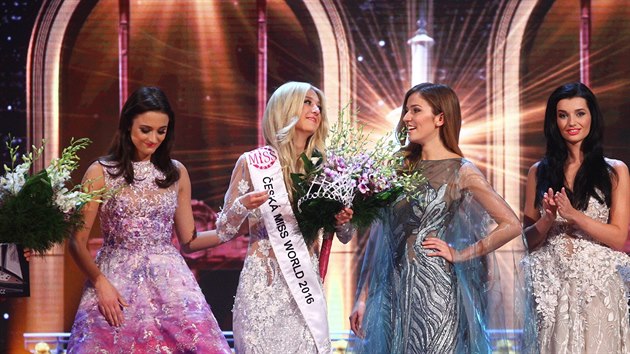 esk Miss World Natlie Kotkov s rozbitou korunkou a esk Miss Andrea Bezdkov