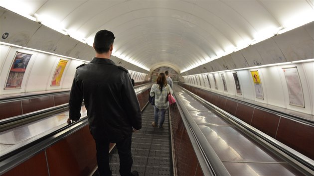 Pražané zdá se vědí, že se má na eskalátorech v metru stát vpravo a­ přes to vlak nejede.