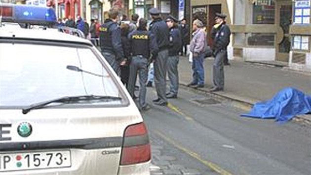 Policie uzavela prostor ped klenotnictvm na Americk td v Plzni. Prodavaka byla lupiem postelena do hlavy, mu, kter zkouel pachatele chytit, byl zastelen. (19. ledna 2002)