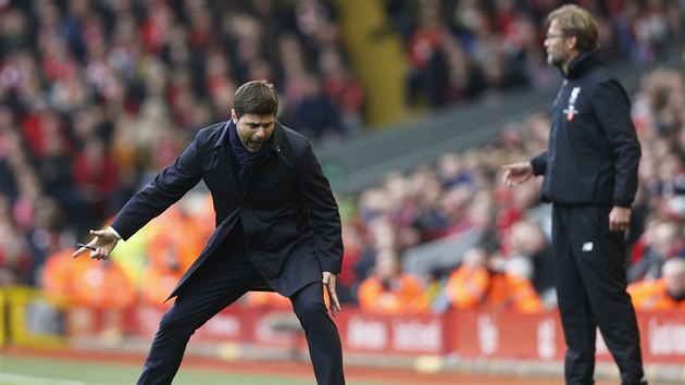 Mauricio Pochettion (vlevo), trenr Tottenhamu, bhem utkn v Liverpoolu. Jeho protjek Jrgen Klopp (vpravo).