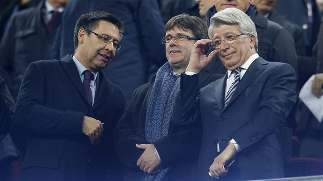 GENERALITA NA FOTBALE Prezident fotbalov Barcelony Josep Maria Bartomeu (vlevo), premir katalnskho parlamentu  Carles Puigdemont a prezident Atltika Madrid Enrique Cerezo (vpravo).