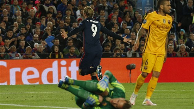 Fernando Torres z Atltika Madrid slav gl do st Barcelony v vodnm tvrtfinle Ligy mistr.