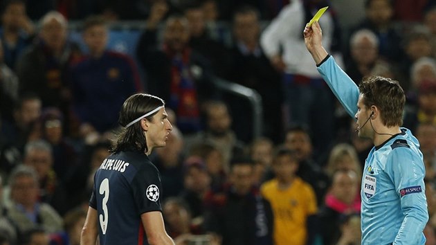 Nmecký sudí Felix Brycxh trestá lutou kartou Filipe Luise z Atlétika Madrid v...