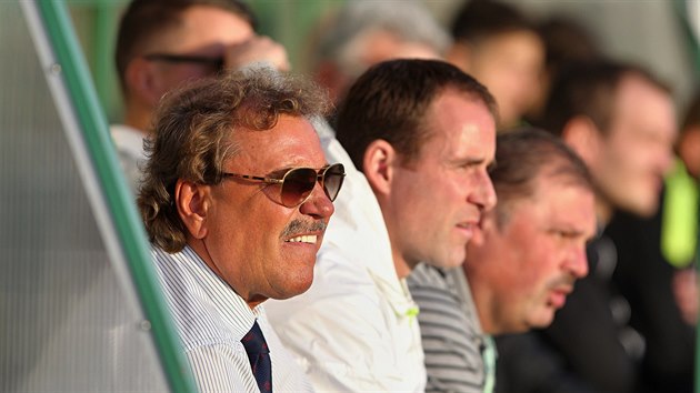 Ivan Horn�k sleduje z�pas sv�ho Jablonce proti Zl�nu.