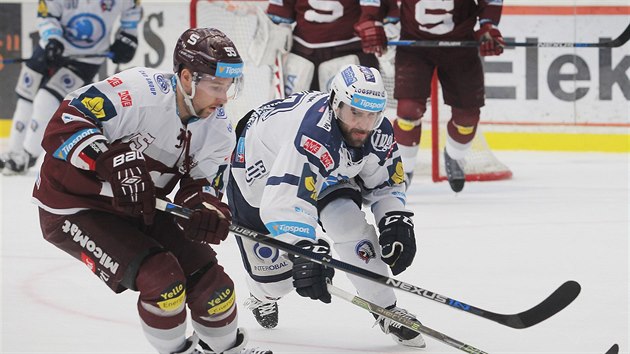 Momentka ze zápasu Plzně se Spartou v semifinále hokejové extraligy.