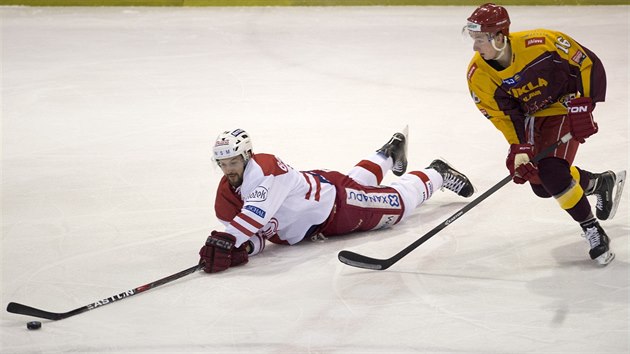 Zdenk Bahensk ze Slavie bojuje o puk s jihlavskm Aleem Jerglem v utkn 3. kola bare o hokejovou extraligu.