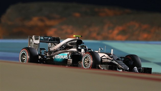 Nmec Nico Rosberg na trati Velk ceny Bahrajnu.