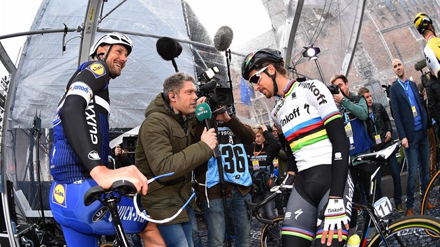 Peter Sagan v rozhovoru pro belgickou televizn stanici Sporza jet ped startem zvodu Kolem Flander. Pihl trojnsobn vtz Tom Boonen.