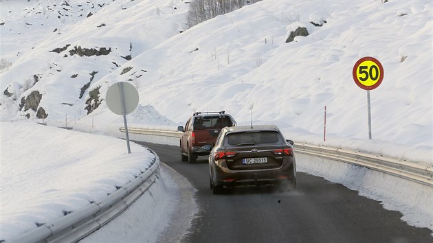 Jedinou silnici do norskho Veitastrondu asto zasypvaj laviny. Na fotografii je st silnice lec pod lavinovm svahem.