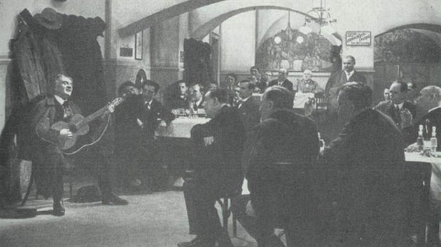 Karel Ha�ler (vlevo) ve filmu P�sni�k�� z roku 1932