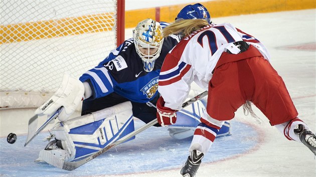 esk hokejistka Tereza Vaniov se pokou vyzrt na finskou brankku Meeri Raisanenovou.