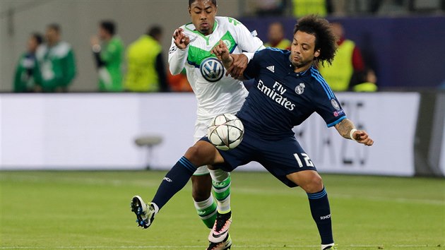 Brazilsk obrnce Marcelo z Realu Madrid (v modrm) svedl v zpase proti Wolfsburgu mnoho souboj (6. dubna 2016).