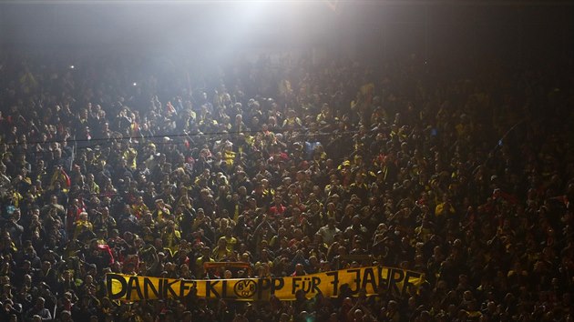 Fanouci Dortmundu dkuj trenru Jrgenu Kloppovi, kter se na stadion vrtil jako kou Liverpoolu.