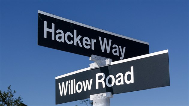 Ulice Hacker Way v Menlo Parku