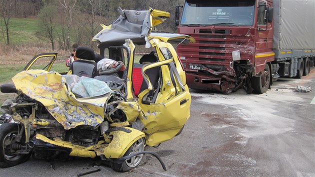 Tragick� sr�ka osobn�ho vozidla s kamionem mezi Ro�novem a Fren�t�tem.