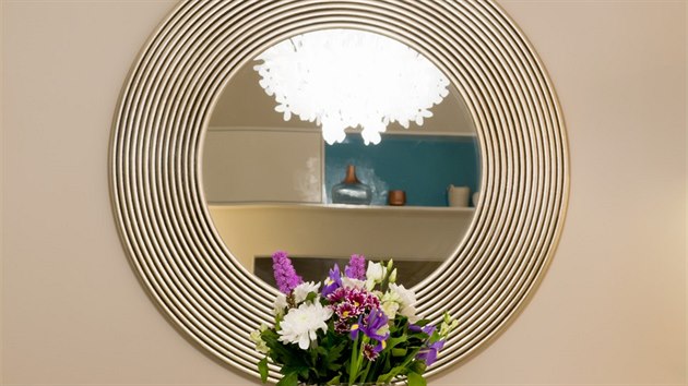 Přes kruhový "průzor“ zrcadla  je možné pozorovat interiér nebo exteriér v různých obměnách.