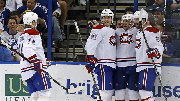 Tom Plekanec (vlevo) pijd gratulovat svm montrealskm spoluhrm ke glu v zpase s Tampou Bay.