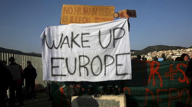 Demonstranti na ostrově Lesbos nesou transparent s nápisem „Probuď se, Evropo“. (4.4.2016)