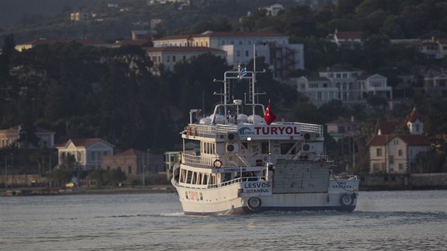 Trajekt převážející běžence zpět do Turecka vyráží z řeckého ostrova Lesbos. (4.4.2016)