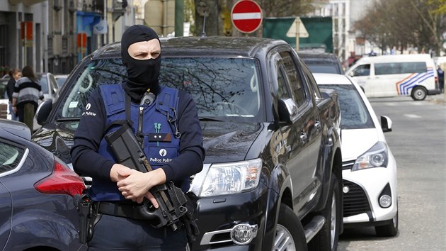 Belgit policist bhem operace v bruselsk tvrti Etterbeeck (9. dubna 2016)