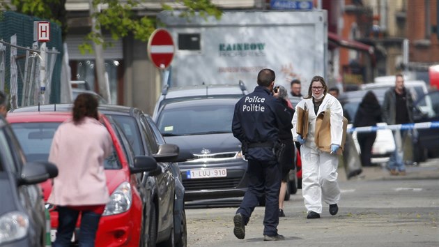 Belgit policist bhem operace v bruselsk tvrti Etterbeeck (9. dubna 2016)