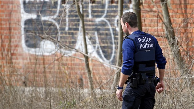 Belgit policist bhem operace v bruselsk tvrti Etterbeeck (9. dubna 2016)