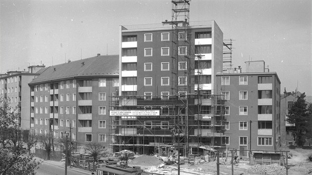 Snímek z konce 60. let minulého století z období před dokončením stavby architektonicky cenného Černého domu stojícího u olomouckého hlavního vlakového nádraží.