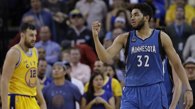 ROZDLN EMOCE JEDNIEK DRAFTU. Karl-Anthony Towns (vpravo) z Minnesoty m radost, Andrew Bogut z Golden State nikoli.