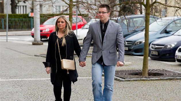 Lukáš Nečesaný přichází s manželkou ke krajskému soudu v Hradci Králové, který má vynést rozsudek v jeho případu (1.4.2016).